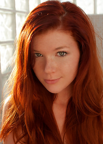 Sunset makes nude shoot of adorable redhead even better