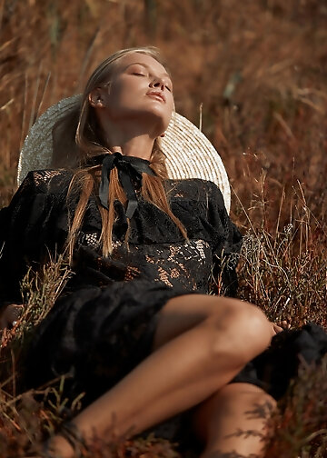 Alluring country chick keeps the hat on while in the field